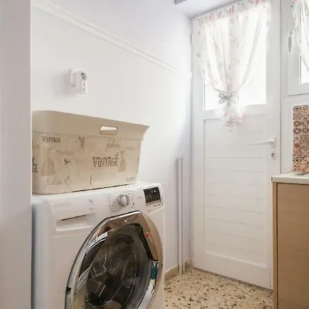 Live Like A Local, Next To Acropolis! *
